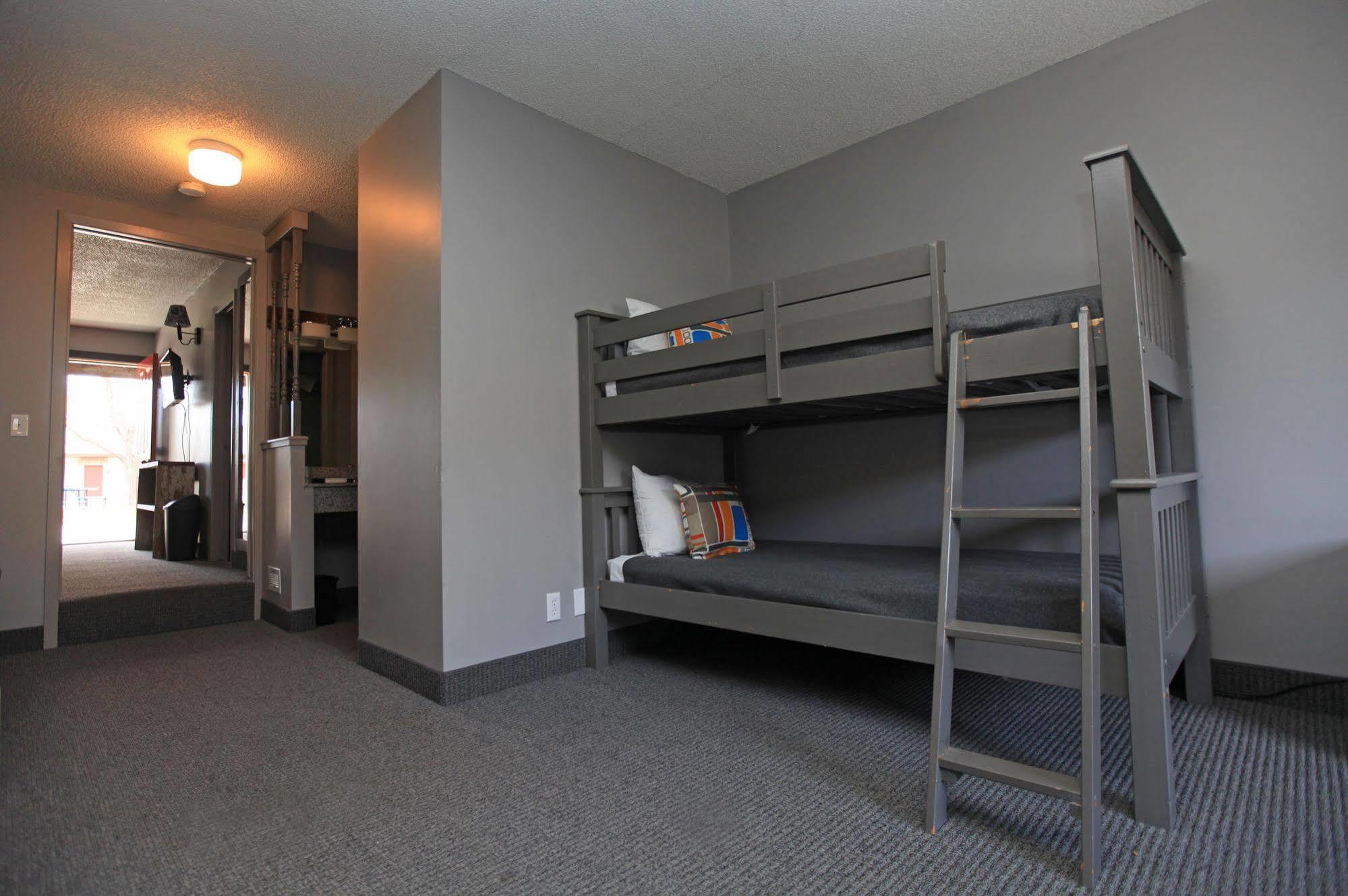 Vintage Block Inn & Suites Okoboji Extérieur photo