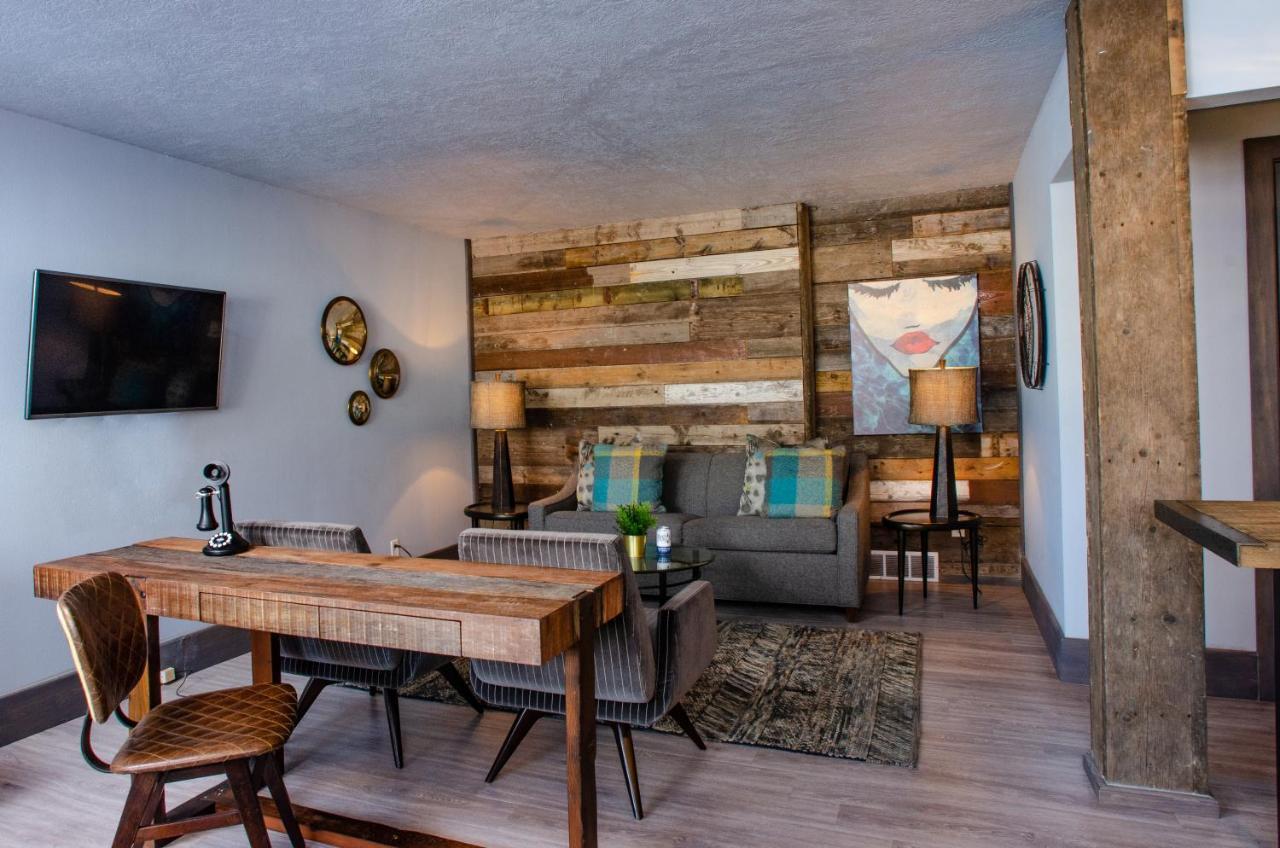 Vintage Block Inn & Suites Okoboji Extérieur photo