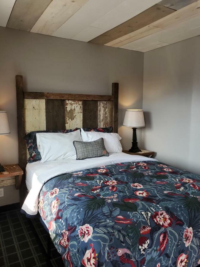 Vintage Block Inn & Suites Okoboji Extérieur photo